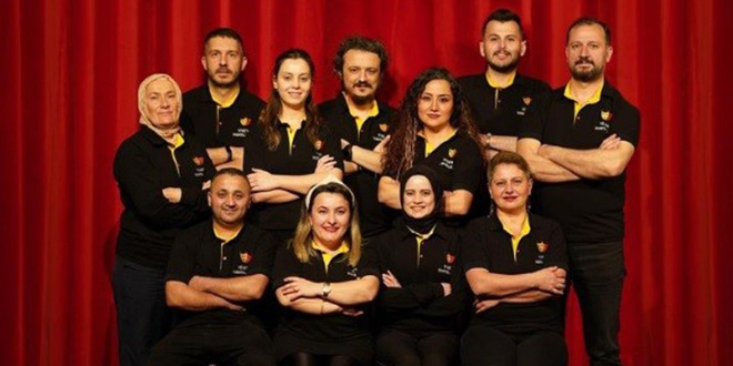 Bu tiyatroda yalnızca sağlık çalışanları rol alıyor