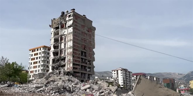 Kahramanmara'ta Ebrar Sitesi'nde ar hasar alan binalar kontroll ekilde yklyor