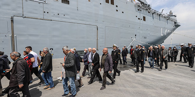 TCG Anadolu gemisi, ziyaretçi akınına uğradı