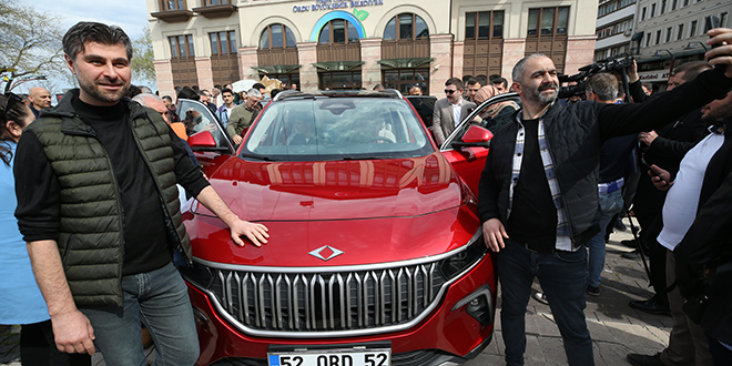 Bakan Özer, Türkiye'nin yerli otomobili Togg'u Ordulular ile buluşturdu