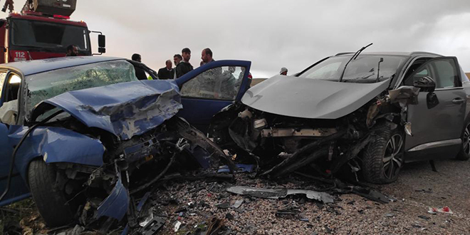 Sivas'ta 2 otomobilin arpt kazada 1 kii ld, 2 kii yaraland