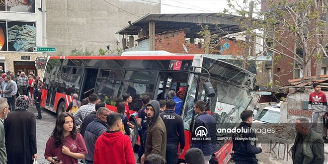 İzmir'de belediye otobüsünün duvara çarpması sonucu 10 kişi yaralandı