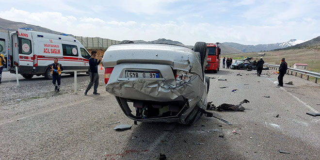 Köpeğe çarpmamak için karşı şeride geçti: 4 kişi öldü, 3 kişi yaralandı