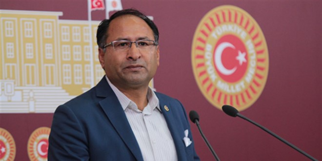 CHP zmir Milletvekili zcan Puru partisinden istifa etti