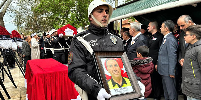 İki otomobilin çarpması sonucu şehit olan polis memuruna veda