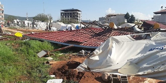 Deprem bölgesini fırtına vurdu, çatılar ve konteyner uçtu: 1 ölü, 44 yaralı