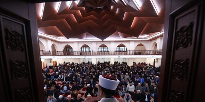 Deprem bölgesindeki 3 ilde bayram namazı kılındı