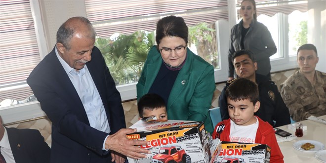 'Bu yara kapanana kadar, deprem bölgesinde elimizden geleni yapmaya devam edeceğiz'