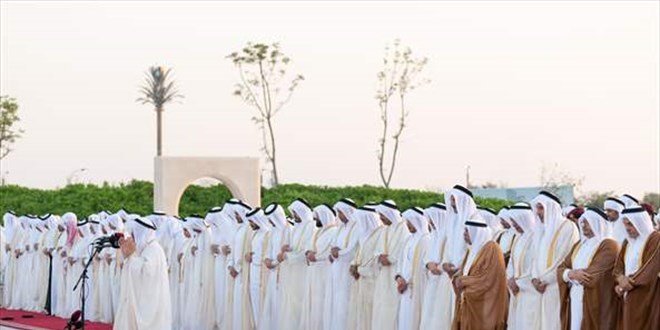 Katarllar bayram namazn Dnya Kupas iin ina edilen stadyumda kld