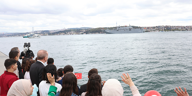 TCG Anadolu, Cumhurbaşkanı Erdoğan'ı selamladı