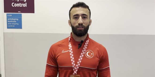 Milli güreşçi Burhan Akbudak, altın madalyayı depremzedelere armağan etti