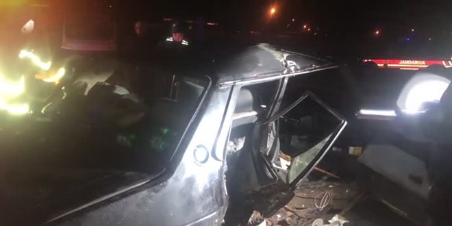 Amasya'da üç aracın karıştığı kazada 2 kişi öldü, 8 kişi yaralandı