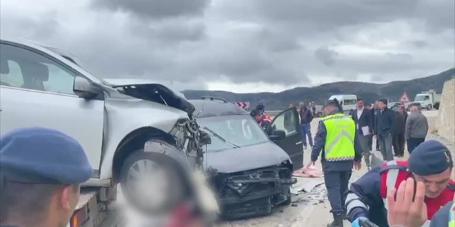 Çorum'da 2 aracın çarpışması sonucu 3 kişi öldü, 2 kişi yaralandı