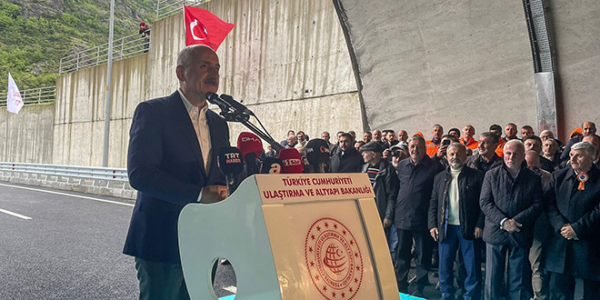 Bakan Karaismailoğlu: 5 bin şantiyede 700 bin çalışma arkadaşımız ter döküyor
