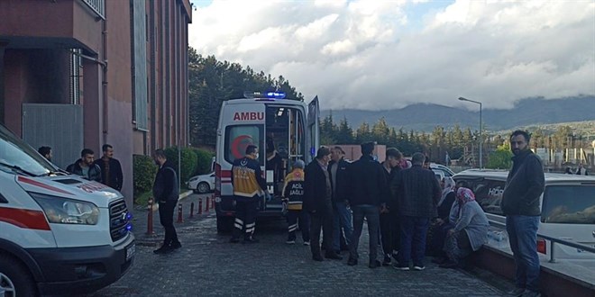 Husumetli ailelerin kavgasnda atmann ortasnda kalan gen hayatn kaybetti