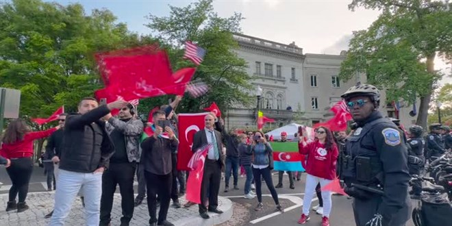 Washington'da Türkler, Türk misyonu önünde eylem yapan Ermeni grupları protesto etti