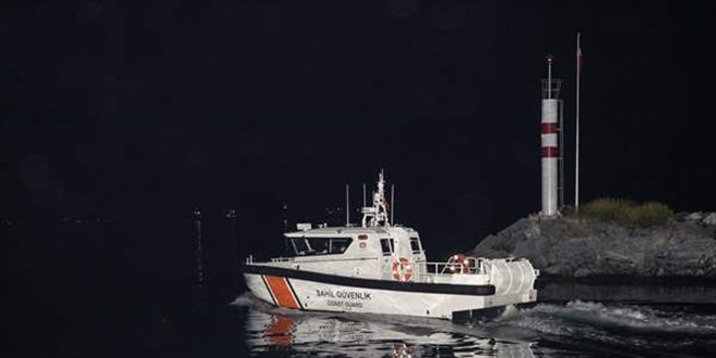 Kartal'da sürat botundan denize düşen kişiyi arama çalışmaları sürüyor