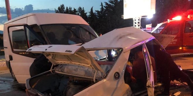 Minibüsün çarptığı otomobil ortadan ikiye bölündü: 1 ölü, 3 yaralı