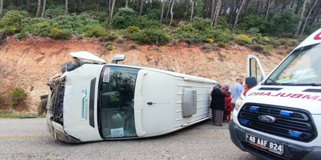 Muğla'da öğretmenleri taşıyan servis minibüsünün devrilmesi sonucu 10 kişi yaralandı