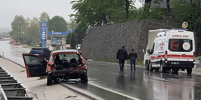 Bariyerlere çarpan otomobildeki 2 kişi öldü, 1 kişi yaralandı