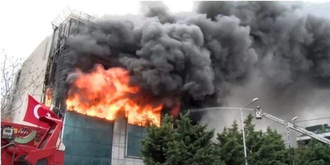 Akit gazetesinin de bulunduğu binada yangın