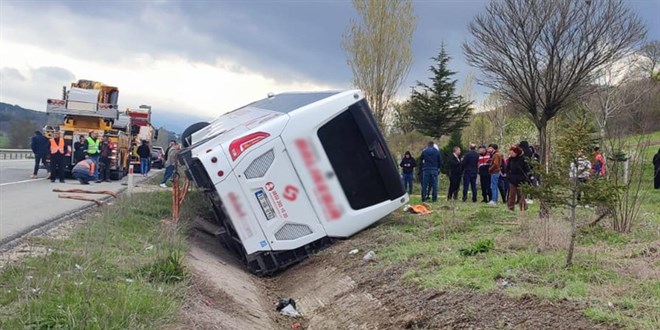 Bilecik'te yolcu otobs devrildi, 12 kii yaraland