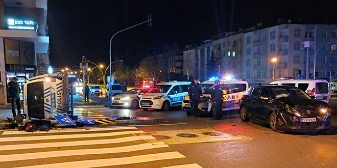 Otomobille çarpışan polis aracındaki 2 polis memuru yaralandı