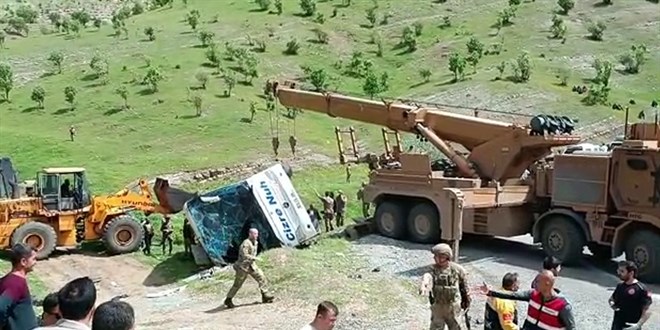 Şırnak'ta askerleri taşıyan otobüs devrildi: 2 şehit, 4 asker yaralı