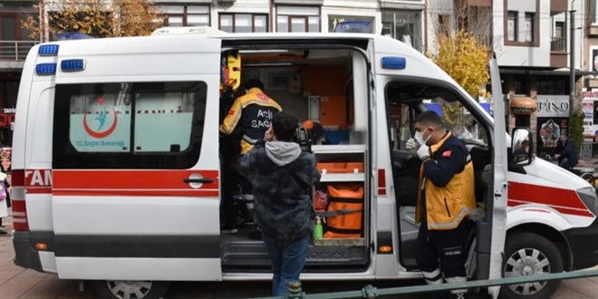 Pencereden kavgayı izleyen kişi, polisin havaya ateş açması sonucu yaralandı