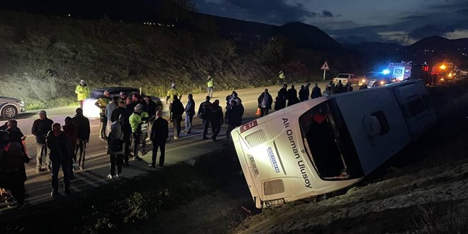 Sinop'ta yolcu otobs su kanalna devrildi: 9 yaral