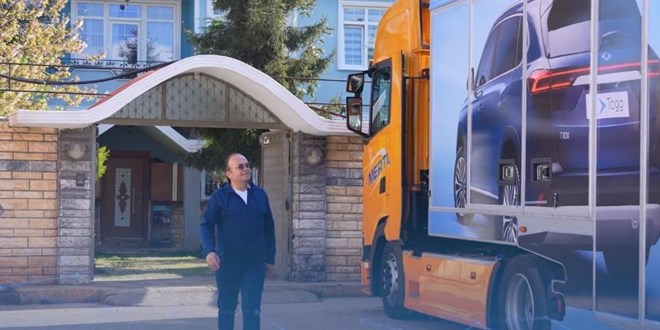 İlk şanslılara Togg'ları tırla evlerine kadar götürülüp teslim edildi