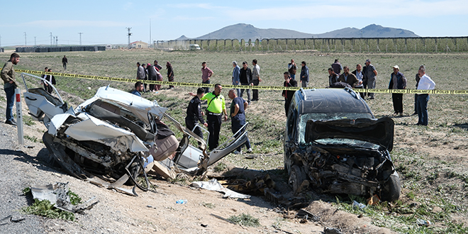 Konya'da ticari araç ile otomobilin çarpıştığı kazada 5 kişi öldü
