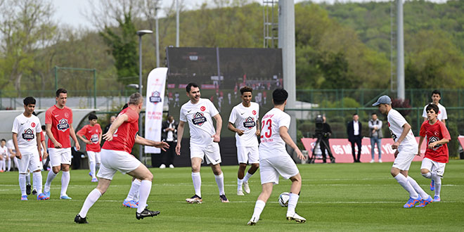Bakan Kurum ve ünlü futbolcular depremzede çocuklarla sahaya çıktı
