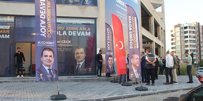 Ömer Çelik'in seçim bürosundaki görevli bıçaklı saldırıda yaralandı