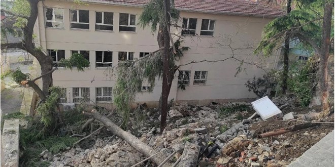 İstinat duvarı okulun bahçesine çöktü: 3 bina tahliye edildi