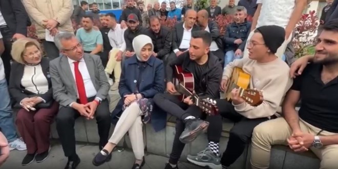 AK Partili Zengin ile CHP'li Altay sokakta birlikte türkü söyledi