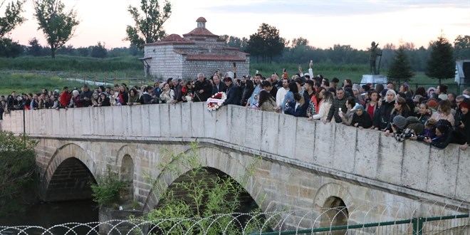 Edirne'de gn aydnlanrken dileklerin yazl olduu katlar Tunca Nehri'ne brakld