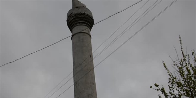 Bilecik'te yldrm isabet eden minarenin klah caminin atsna devrildi