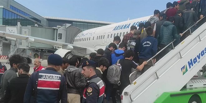 Bir haftada 1390 düzensiz göçmen sınır dışı edildi