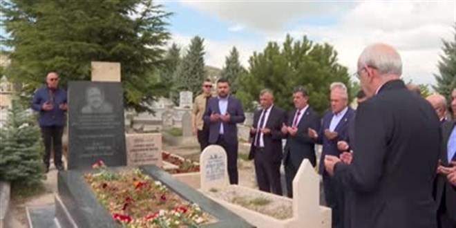 Kılıçdaroğlu, Neşet Ertaş ve babası Muharrem Ertaş'ın mezarını ziyaret etti