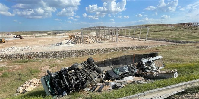 Şanlıurfa'da kamyonetle tırın çarpışması sonucu 6 kişi hayatını kaybetti
