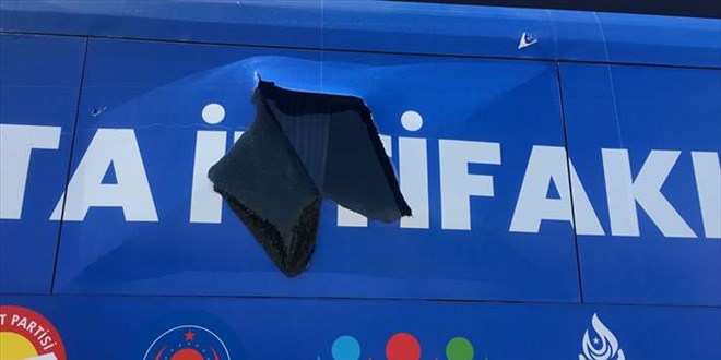 Sinan Oğan'ın seçim otobüsü Diyarbakır'da taşlı saldırıya uğradı