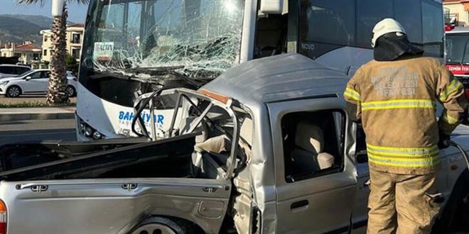 Asker ve sivil memurları taşıyan servis ile kamyonet çarpıştı: 1 ölü