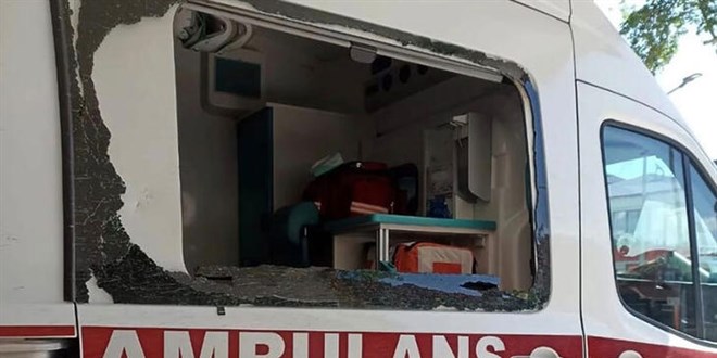 ekile salk ekiplerine saldrp, ambulansn camn krd