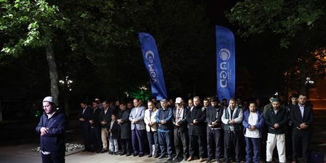 İsrail'in hava saldırılarında hayatını kaybeden 13 Filistinli için gıyabi cenaze namazı kılındı