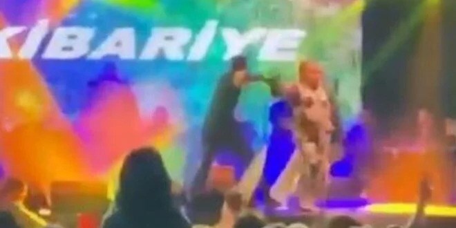 Kibariye hayran yznden sahneden dt...Tedavi altna alnd