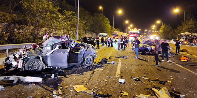 Adana'da trafik kazasında 7 kişi öldü, 7 kişi yaralandı