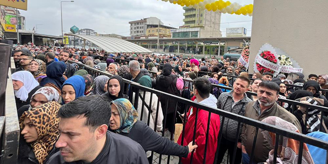 Bursa'da ucuzluk izdiham: Birbirlerini ezip dkkan talan ettiler