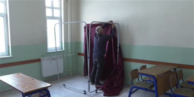 İzmir'de seçim için sandıkların kurulumu sürüyor