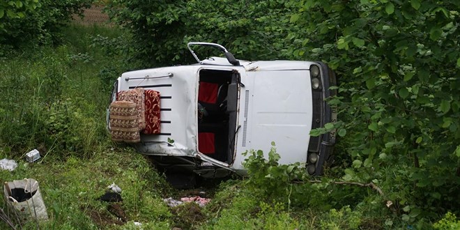 Sakarya'da otomobil şarampole devrildi: 7 yaralı